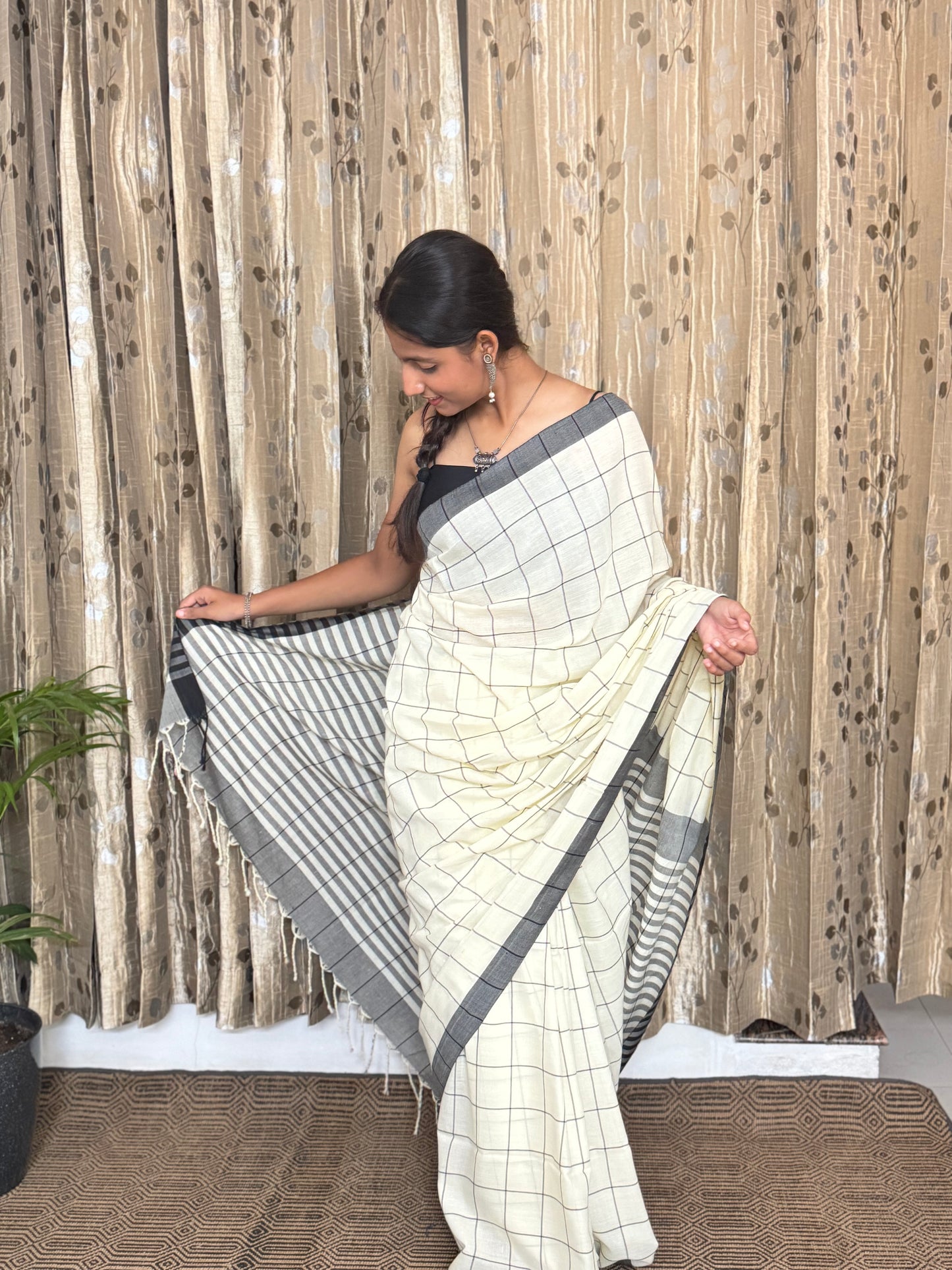 White and Black Checks Cotton Saree (width)