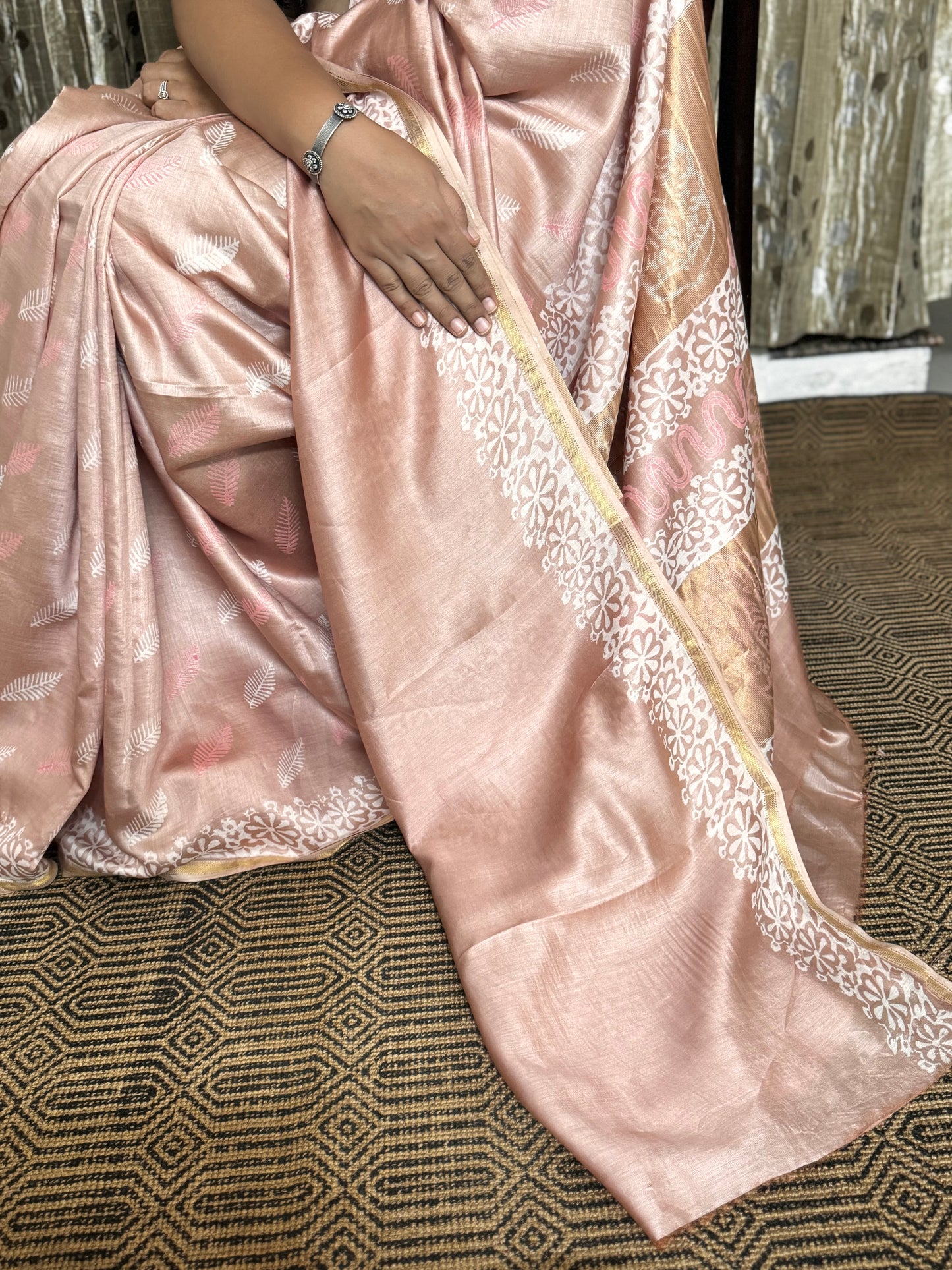 Beige Maheshwari Silk Cotton Zari Saree
