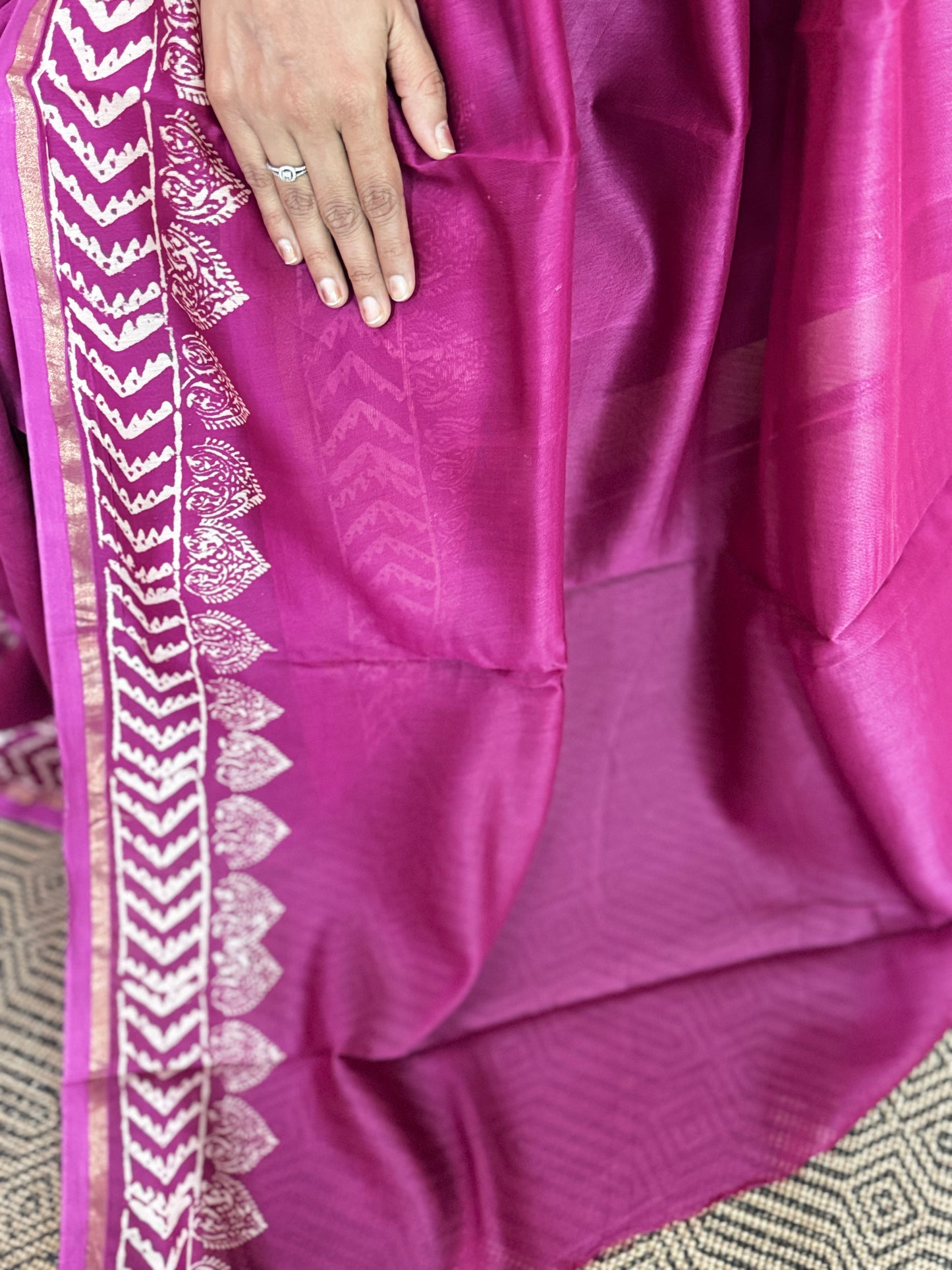 Rani Pink Maheshwari Silk Cotton Zari Saree