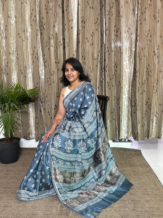Ice Blue Maheshwari Silk Cotton Zari Saree